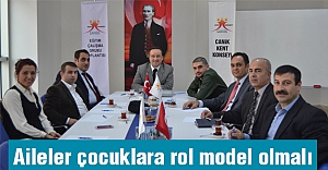 Aileler çocuklara rol model olmalı