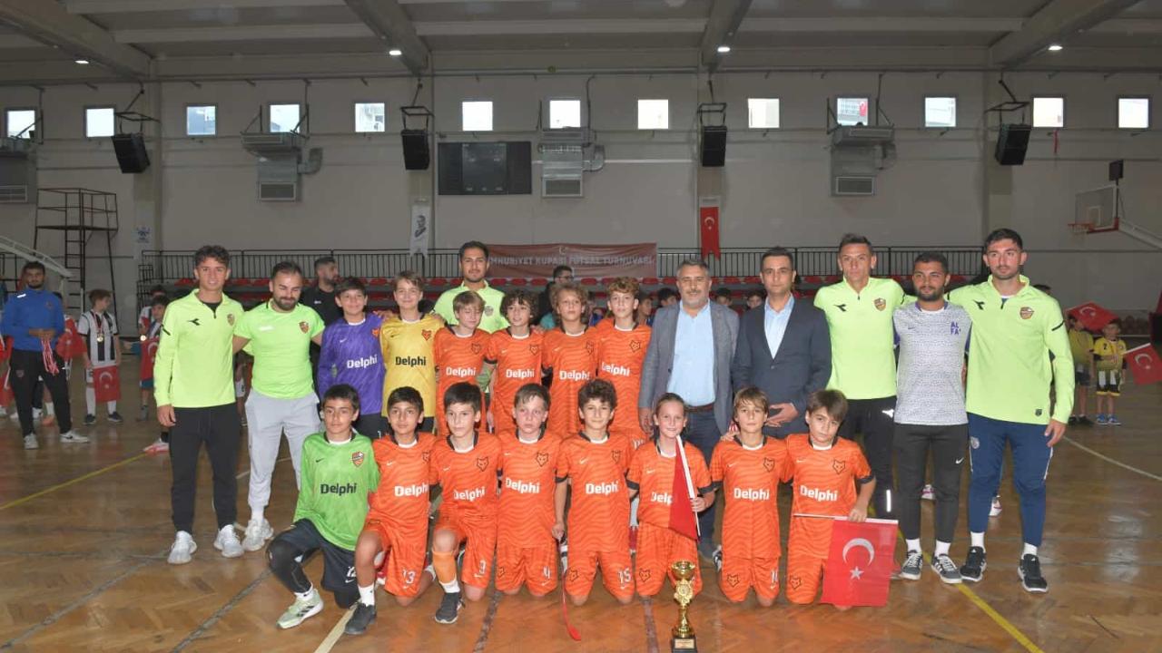 Çiğli’de Cumhuriyet coşkusu futsal sahasında zirveye taşındı