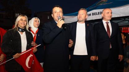 Derebahçe’de Büyük Coşku: Cumhuriyet Bayramı Kutlamalarına Binlerce Kişi Katıldı