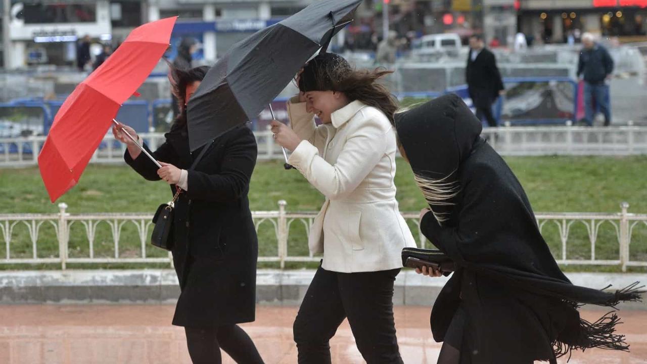 İstanbul’da Pazartesi Alarmı: Fırtına ve Sağanak Yağış Geliyor