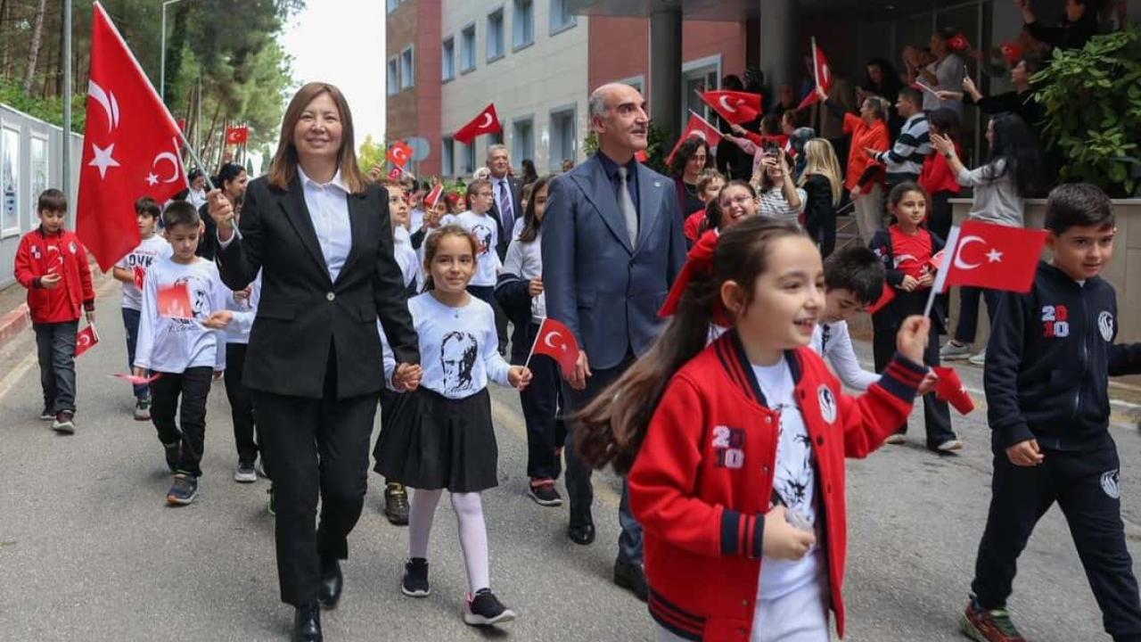 Rektör Prof. Dr. Fatma Aydın, OMÜ Vakfı Koleji Öğrencileriyle Cumhuriyet Coşkusuna Ortak