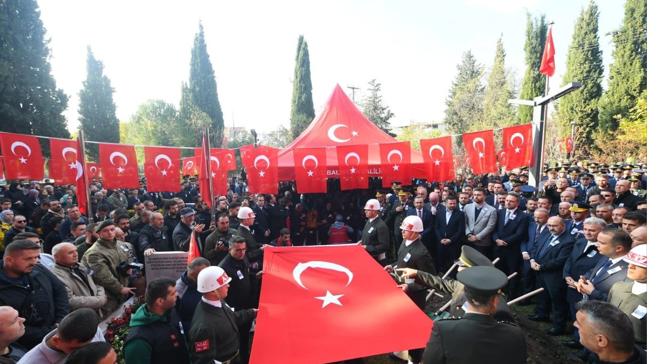 Balıkesir, şehit Uzman Çavuş Emre Sayın'ı son yolculuğuna uğurladı