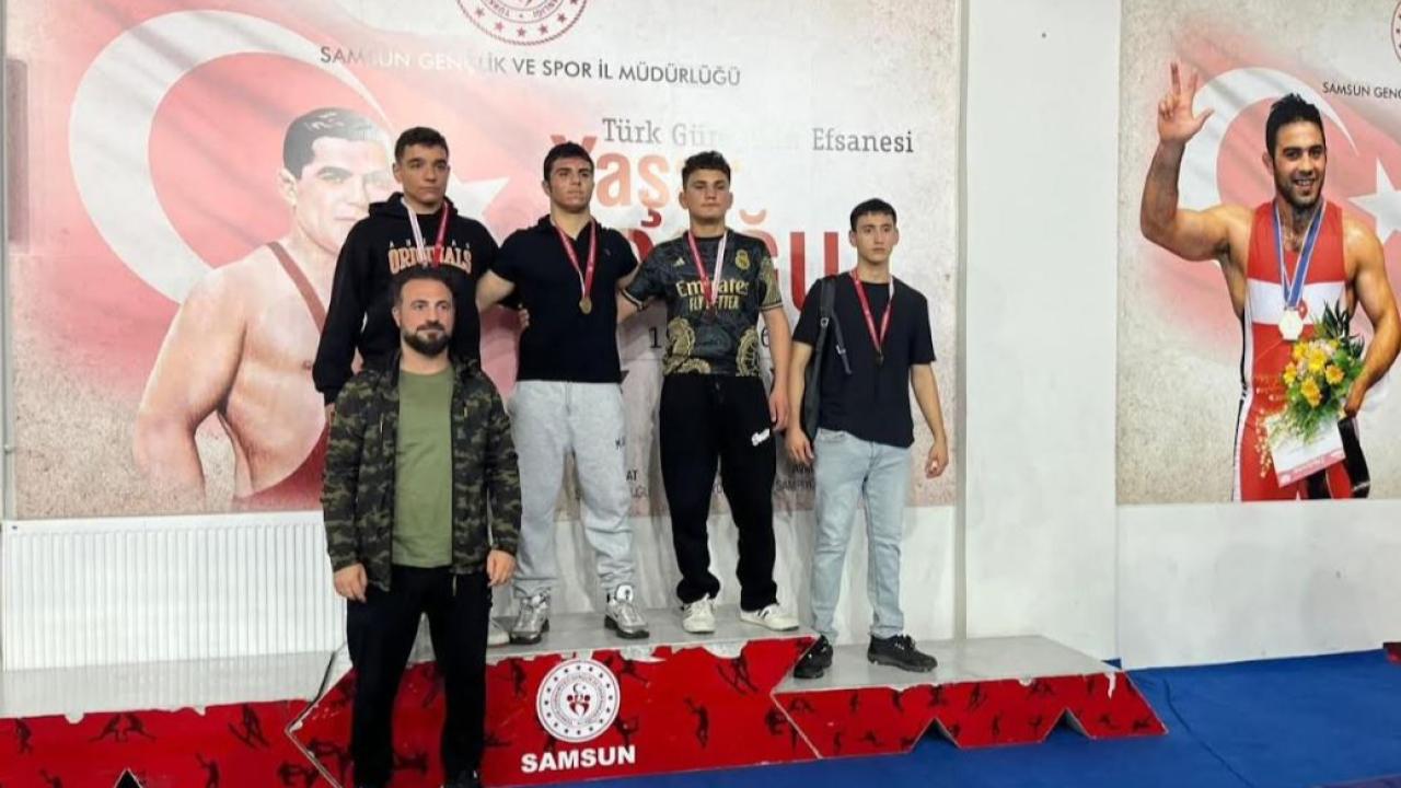 İlkadımlı Güreşçilerden Madalya Yağmuru