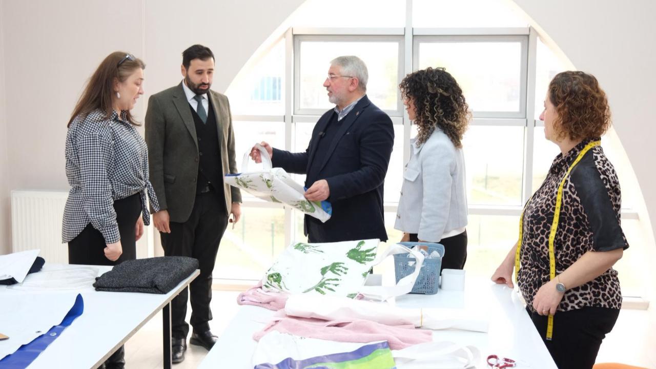 Kadınlardan İsrafa Geçit Yok: Afişler Çantaya Dönüşüyor