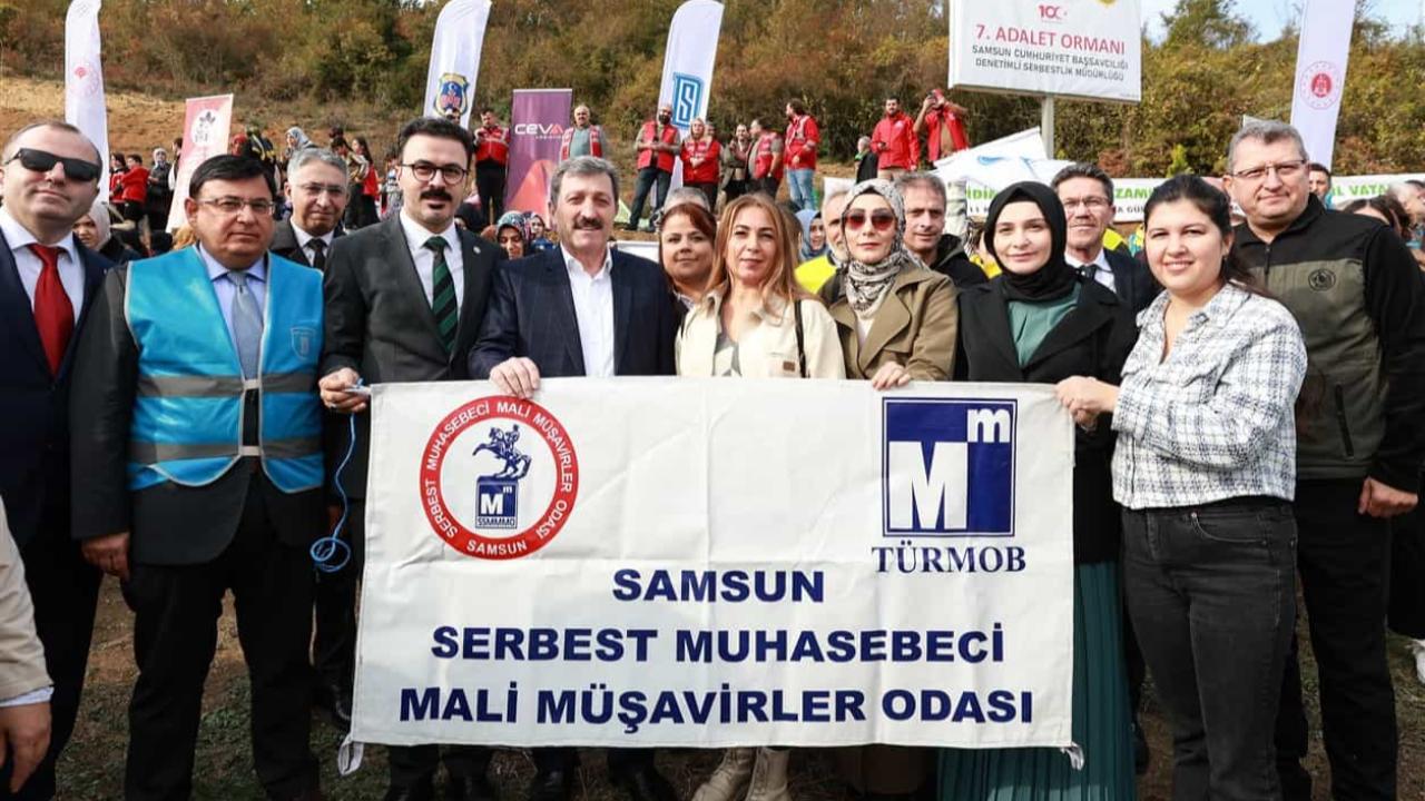 Samsun Mali Müşavirler Odası Başkanı Osman Arslan, Milli Ağaçlandırma Günü etkinliğinde fidan dikiyor.