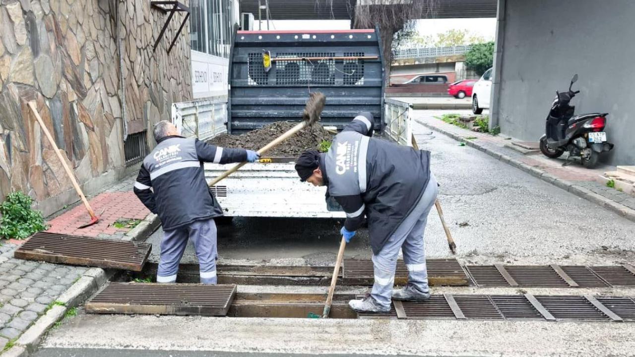 Canik’te Sağanak Mesaisi: Ekipler 7/24 Teyakkuzda, Mazgallar Tek Tek Temizleniyor!