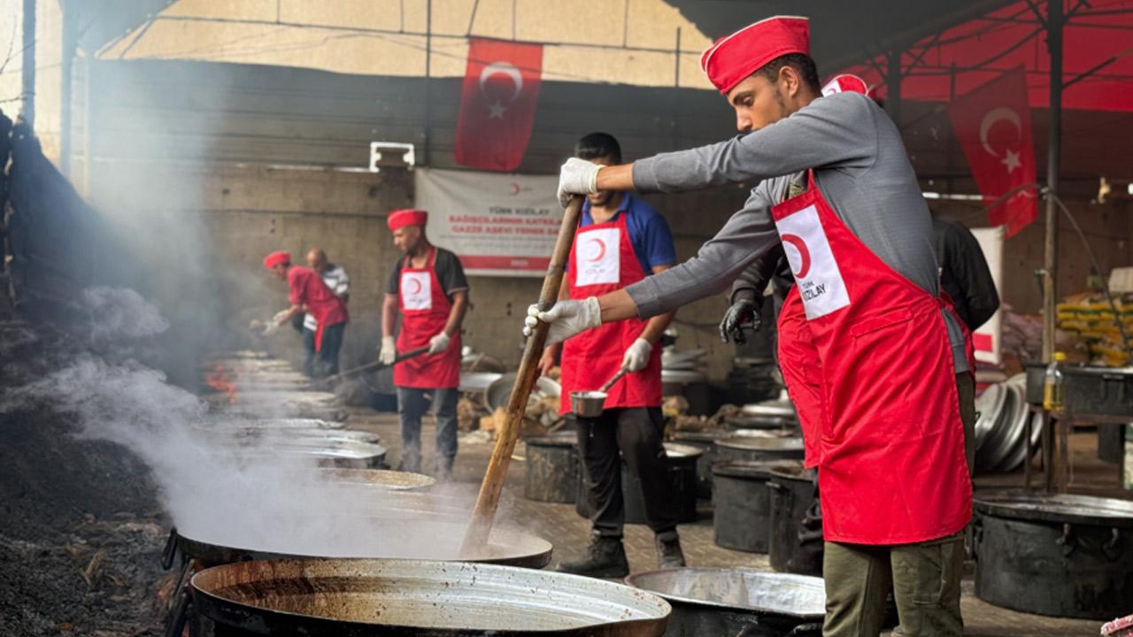Kızılay Gazze’de kışlık destek ve sıcak yemek yardımlarını sürdürüyor