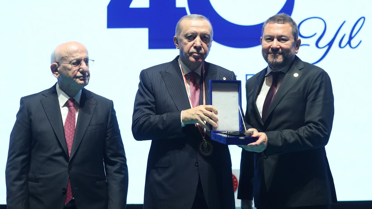 Nazım Torbaoğlu’na Birlik Vakfı Töreninde Plaket Verildi