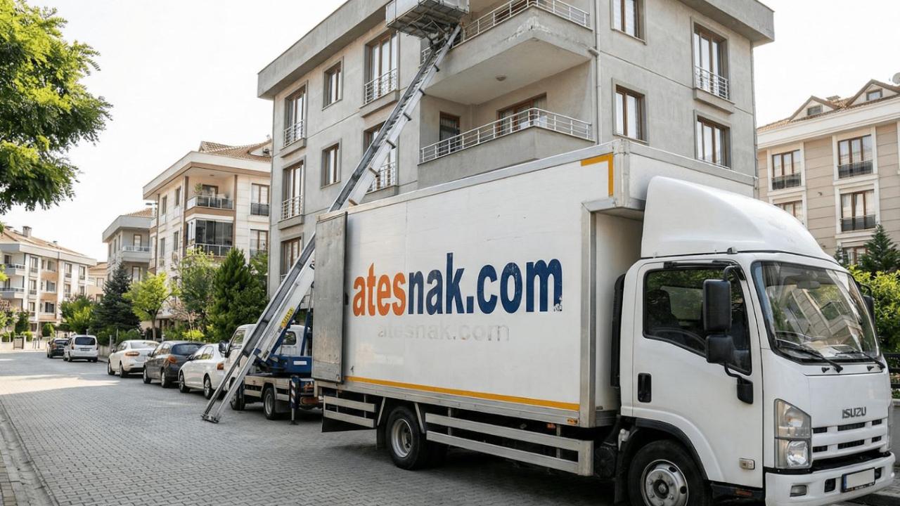 İstanbul Pendik Kurtköy bölgesindeki lüks sitelerde asansörlü evden eve nakliyat hizmeti sunan Ateşnak personeli ve kapalı kasa nakliye aracı.