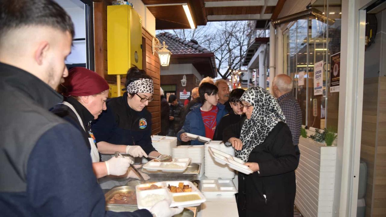 Atakum’da Ramazan Dayanışması: Ücretsiz İftar Sofrası Kuruldu