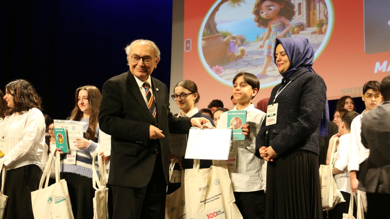 Genç Yazarlar Sahneye Çıktı