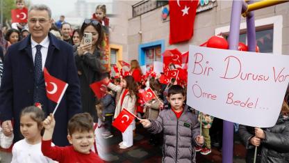 Minik Yüreklerden Bayrağa Büyük Sevgi