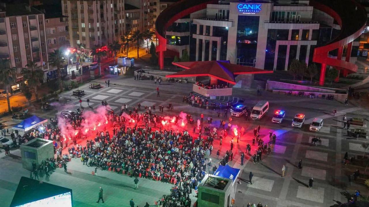Canik’te dev ekran coşkusu: Milli maç meydanı doldurdu