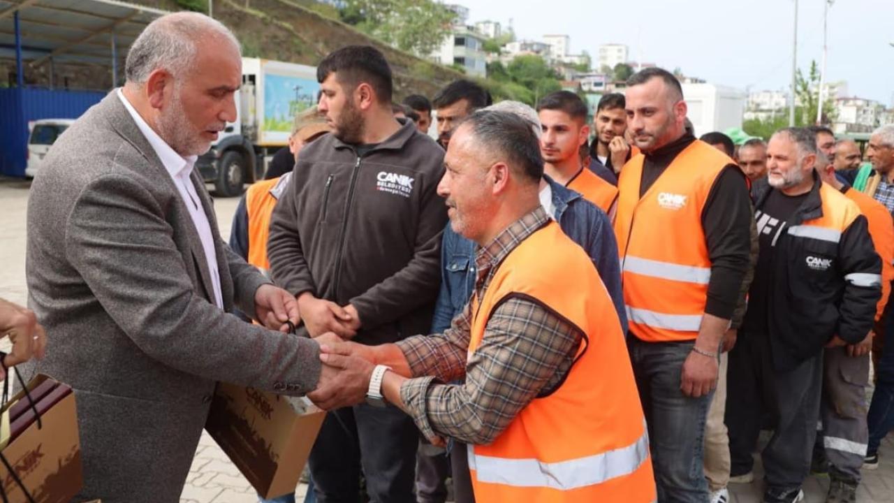 Canik’te Bayram Sevinci: Başkan Sandıkçı Personelle Bayramlaştı