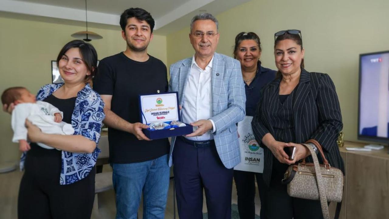 İlkadım’da 555’inci Bebeğe İlk Hediye Başkan Kurnaz’dan
