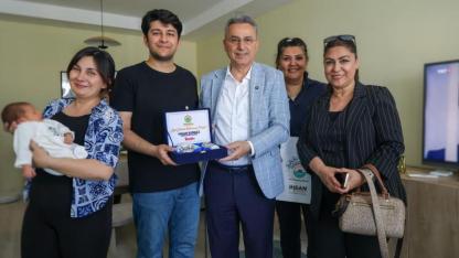 İlkadım’da 555’inci Bebeğe İlk Hediye Başkan Kurnaz’dan